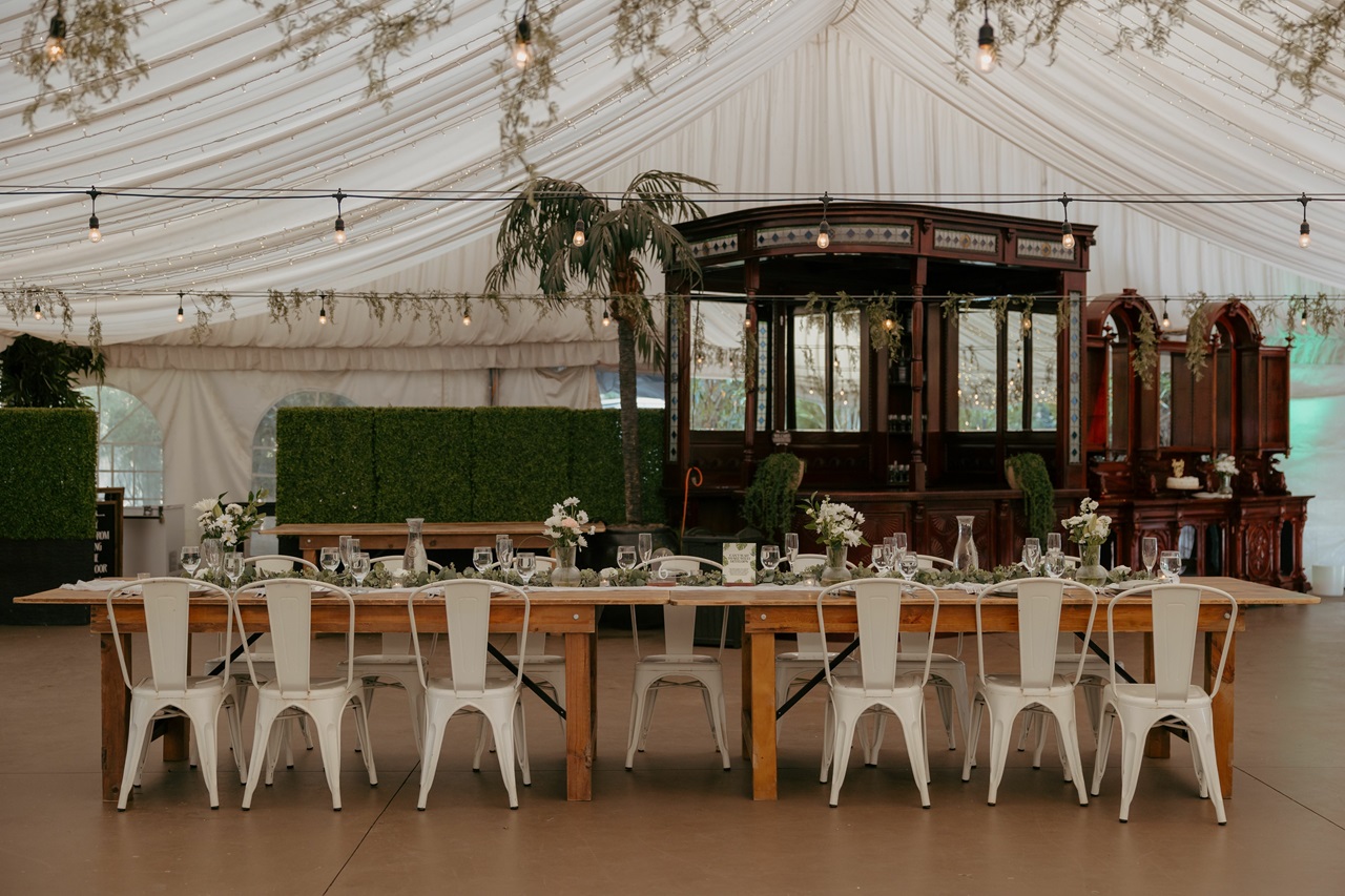 Jak dopasować meble i dodatki do wynajmowanego namiotu eventowego?