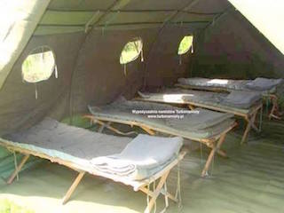 Wynajem namiotów wojskowych Ns-64 z łózkami i materacami.