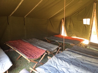 Namiot z lozkami i materacami2