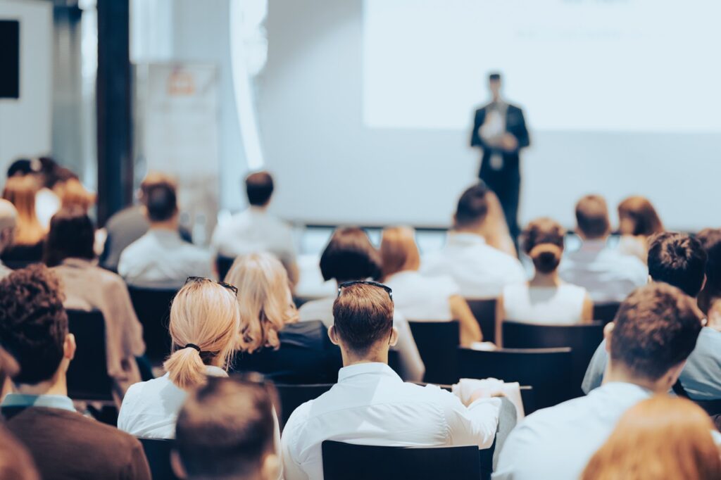 Jakie wyposażenie wybrać na event biznesowy? Od namiotów po meble