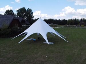 Namiot Gwiazda jednomasztowy jako efektowna strefa eventowa