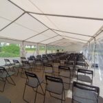 Komplet krzeseł party, wygodne siedziska, dla gości weselnych w namiocie – wynajem Poznań
