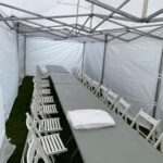 Białe krzesło na event firmowy – stabilne, estetyczne, wynajem na konferencję i bankiet