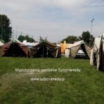 Przestronny namiot harcerski 10-osobowy z miejscem na pryczę na event firmowy w plenerze – wynajem