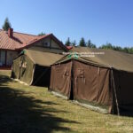 Klasyczny namiot harcerski z trójkątnym dachem na piknik, urodziny i festyn w ogrodzie – wynajem