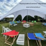Strefa chillout z kolorowymi leżakami pod namiotem Gwiazda na evencie