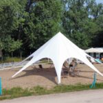 Namiot Gwiazda jednomasztowy z leżakami na strefie plażowej