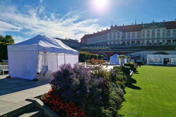 Biały namiot ekspresowy z krzesłami w ogrodach Zamku Królewskiego w Warszawie – wynajem