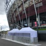 Dwa białe namioty ekspresowe przy Stadionie Narodowym PGE Narodowy w Warszawie – wynajem na event