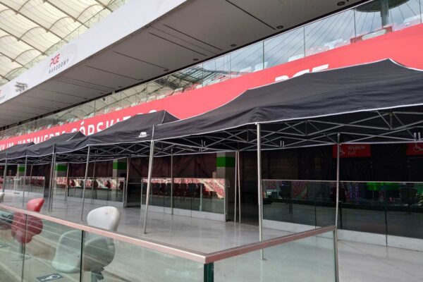 Długi czerwony namiot cateringowy przy przeszklonej fasadzie podczas eventu LiveNation, Warszawa – wynajem