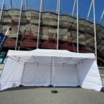 Biały namiot ekspresowy ze ściankami przed PGE Narodowym w Warszawie podczas eventu LiveNation – wynajem