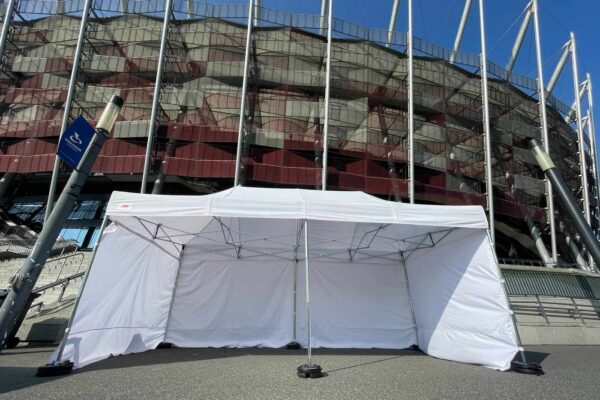 Biały namiot ekspresowy ze ściankami przed PGE Narodowym w Warszawie podczas eventu LiveNation – wynajem