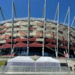 Białe namioty i pojazd serwisowy przed fasadą PGE Narodowego w Warszawie podczas eventu LiveNation – wynajem