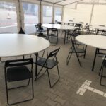 Stół bankietowy na event firmowy i konferencję, wytrzymały blat – wynajem Warszawa