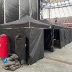 Rząd czarnych namiotów ekspresowych z balastami na płycie Stadionu Narodowego w Warszawie – wynajem na koncert