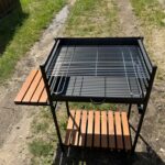 Grill węglowy na ruszcie z dużą rusztową powierzchnią do grillowania na imprezie plenerowej – wynajem Kraków