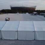 Rząd białych hal namiotowych przy Stadionie Narodowym w Warszawie, zaplecze Wizzair Półmaraton – wynajem
