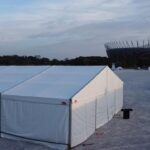 Duża biała hala namiotowa z poszyciem bocznym przy Stadionie Narodowym w Warszawie – wynajem na półmaraton