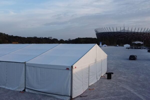 Duża biała hala namiotowa z poszyciem bocznym przy Stadionie Narodowym w Warszawie – wynajem na półmaraton