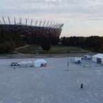Widok z lotu ptaka na namioty cateringowe i halę przy PGE Narodowy w Warszawie, oprawa Wizzair Półmaraton – wynajem