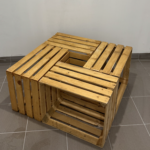 Ogrodowy stolik bamboo do strefy gości na wesele i event firmowy w ogrodzie – wynajem