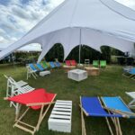 Strefa chillout z siedziskami i namiotem na event firmowy