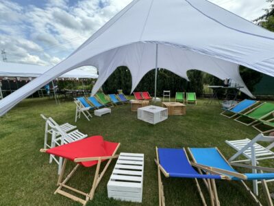 Strefa chillout z siedziskami i namiotem na event firmowy