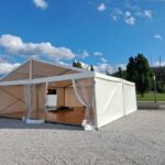 Biały namiot z otwartym szczytem, firanami i drewnianą podłogą przy Stadionie Narodowym w Warszawie – wynajem