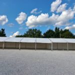 Biała hala namiotowa na utwardzonym placu przy Stadionie Narodowym w Warszawie, zaplecze Wizz Air Półmaratonu – wynajem
