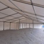 Wnętrze dużej hali namiotowej z aluminiową konstrukcją, zaplecze biegowe przy Stadionie Narodowym w Warszawie – wynajem